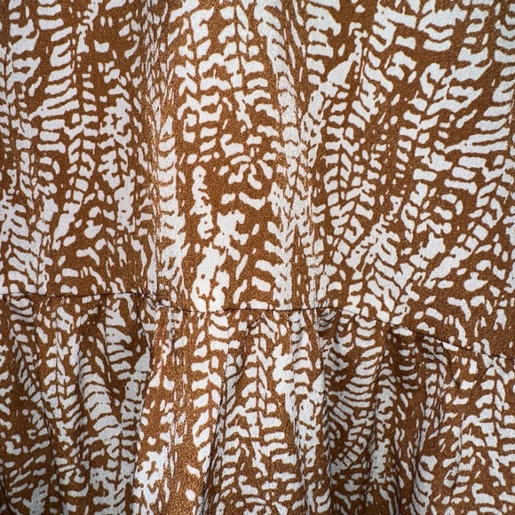 Women's Staccato Brown & White Print Top Size Medium Ruffle Bottom V-neck Blouse - Picture 4 of 8